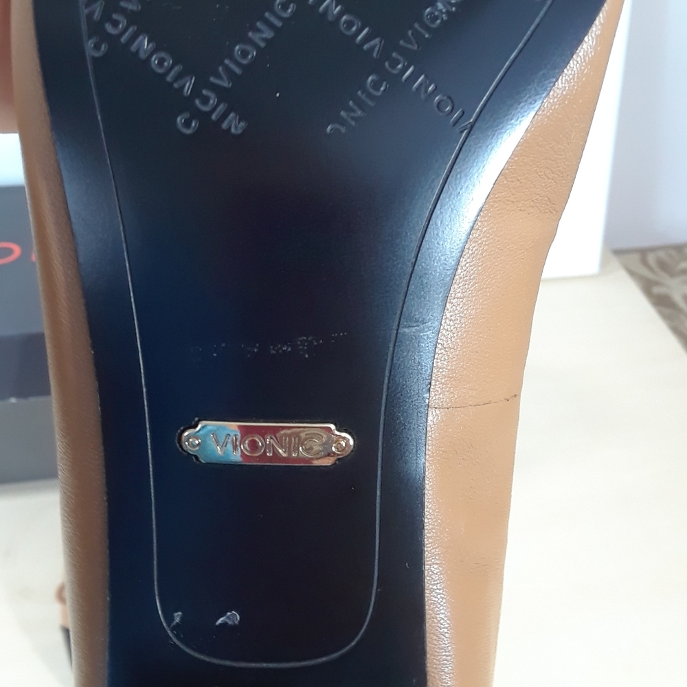 Vionic Tan and Black Cap-Toe Ballet Flats - Picture 2 of 8